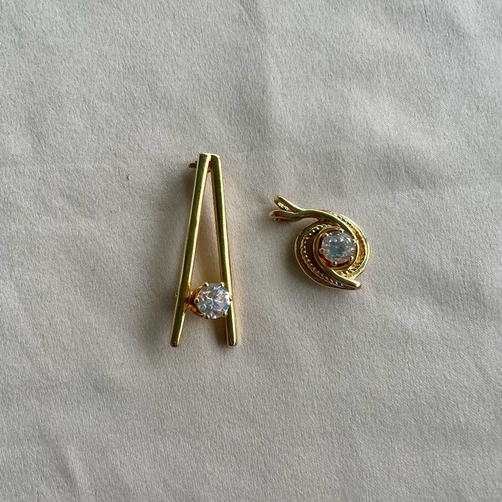 Vintage Queen Anne V-Shaped Gold-Tone CZ Brooch with Pendant